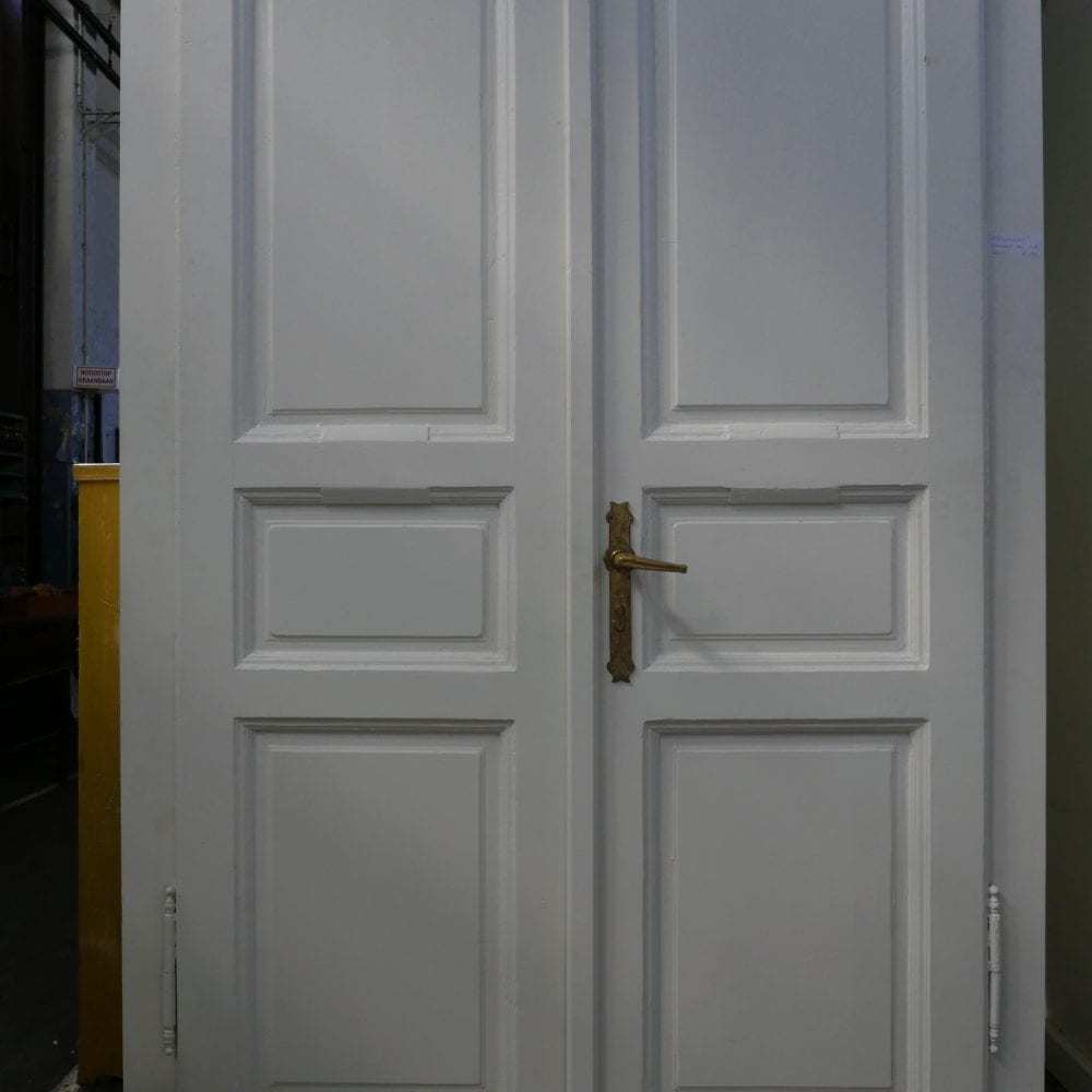 witte houten linnenkast