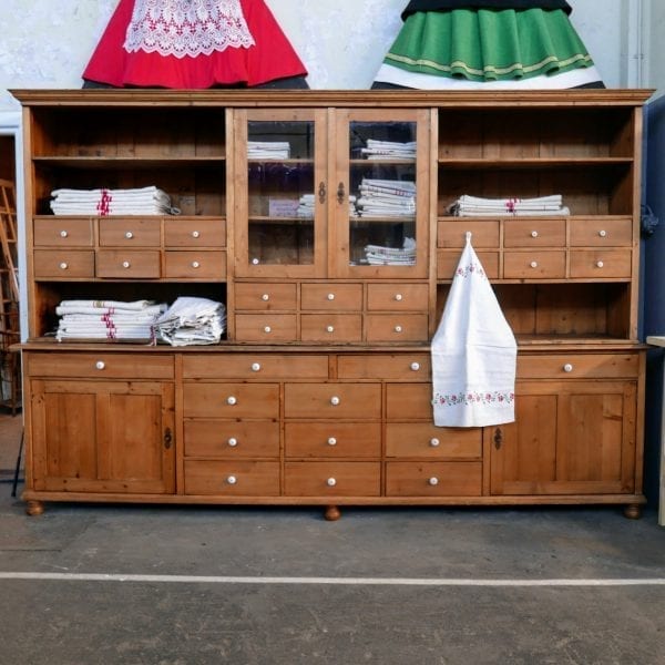 blanken houten apothekerskast of winkelkast