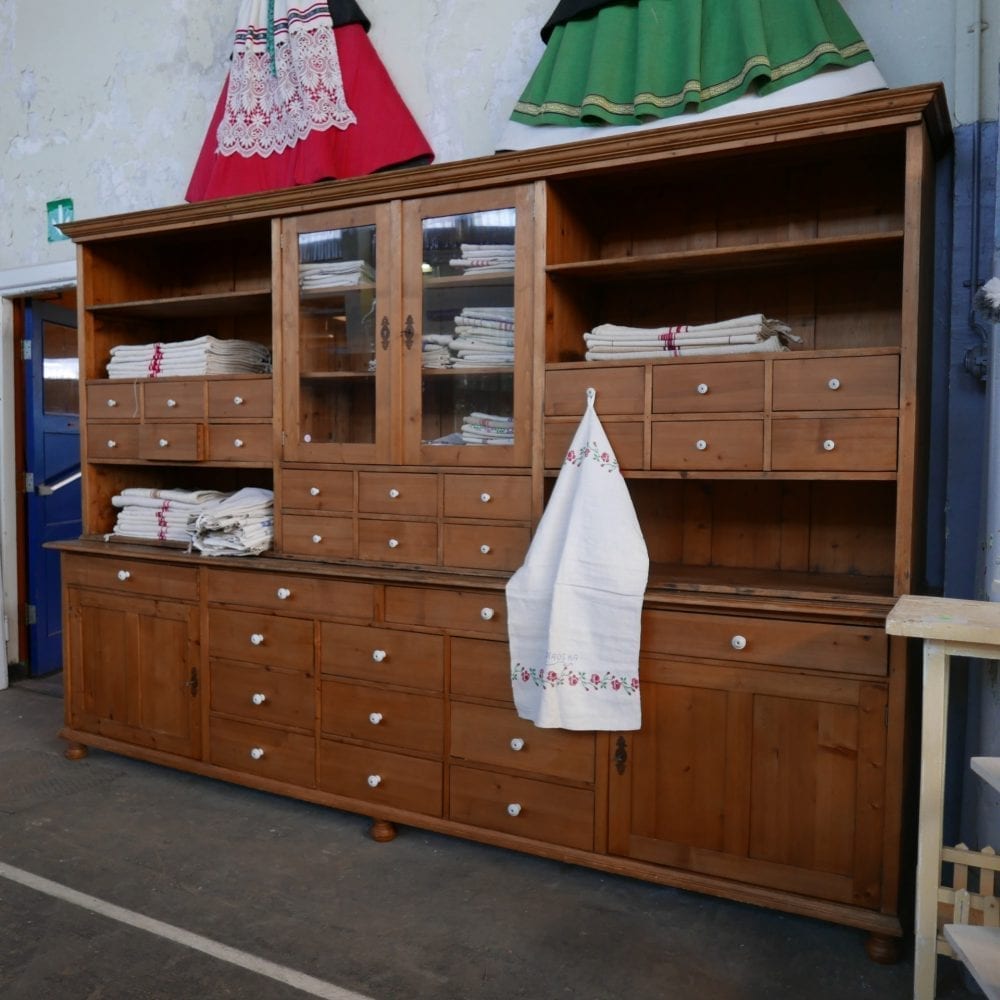 blanken houten apothekerskast of winkelkast