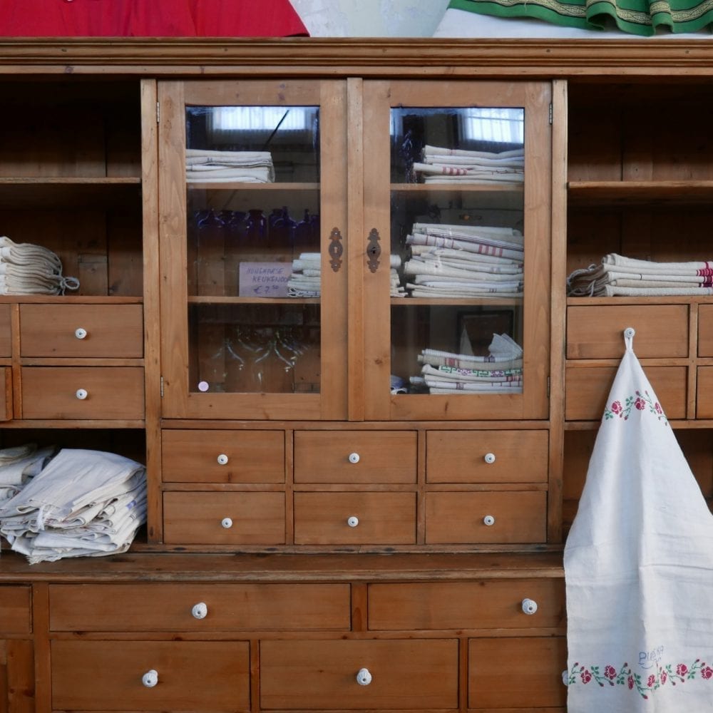 blanken houten apothekerskast of winkelkast