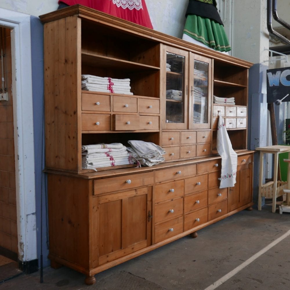 blanken houten apothekerskast of winkelkast