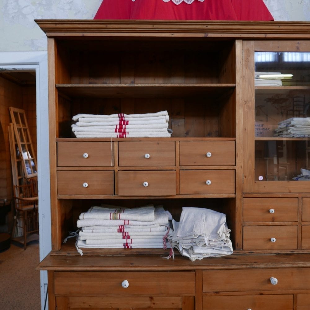 blanken houten apothekerskast of winkelkast