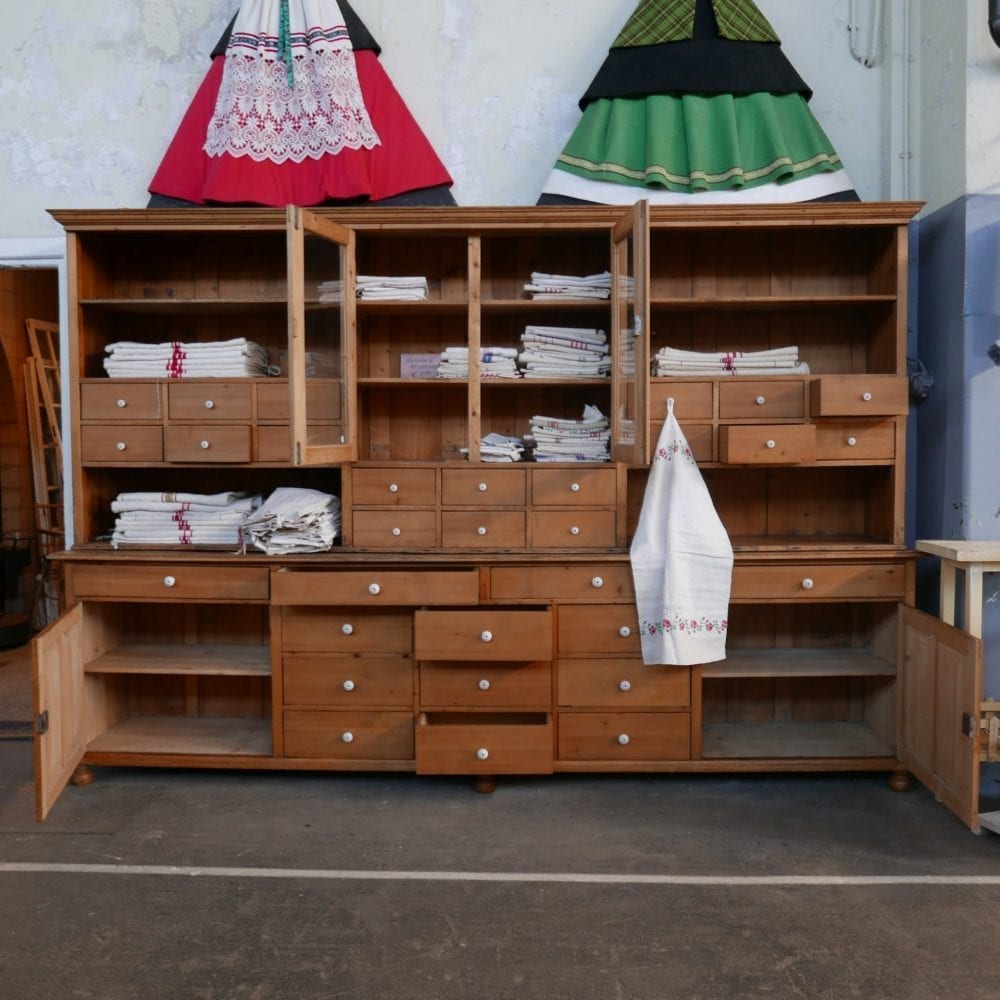 blanken houten apothekerskast of winkelkast
