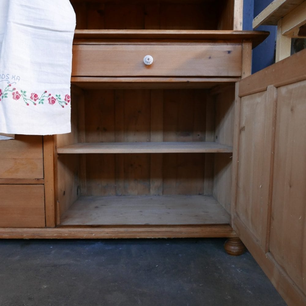 blanken houten apothekerskast of winkelkast