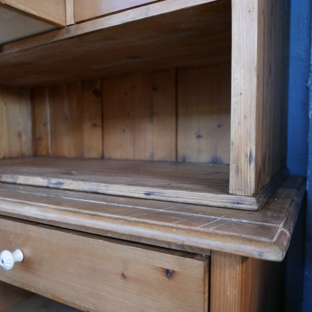 blanken houten apothekerskast of winkelkast