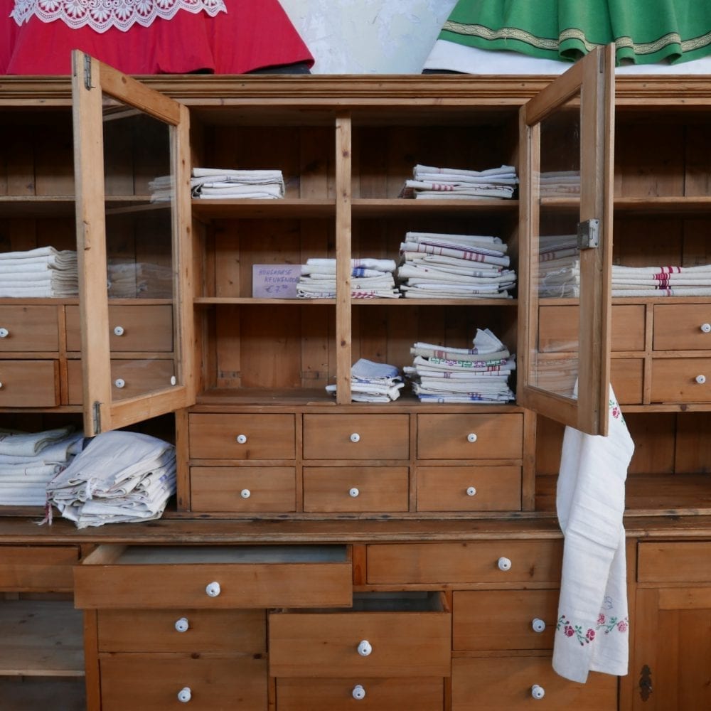 blanken houten apothekerskast of winkelkast