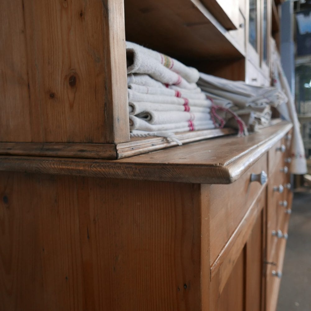 blanken houten apothekerskast of winkelkast