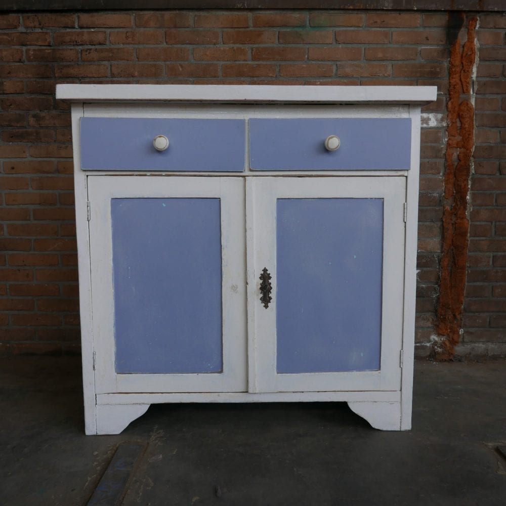 paars-witte commode