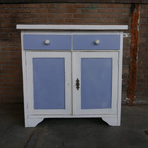 paars-witte commode