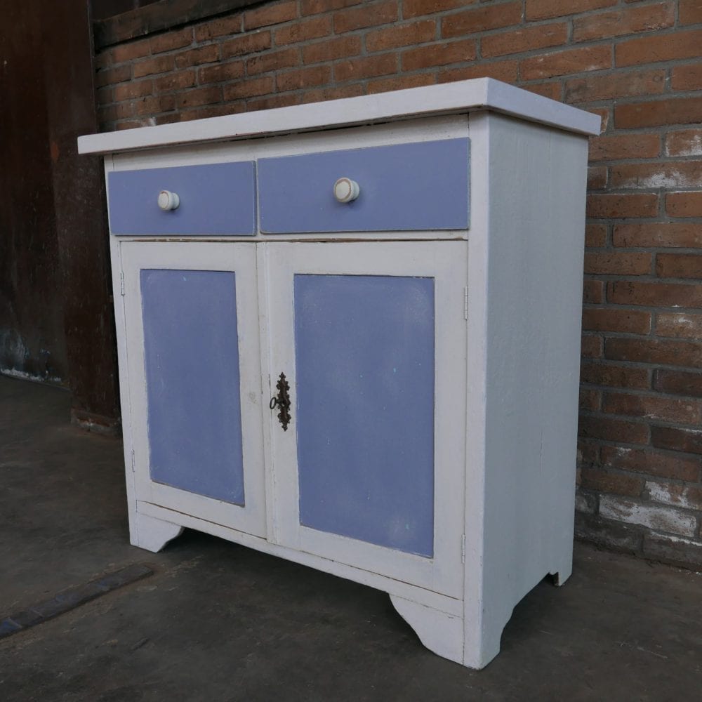 paars-witte commode