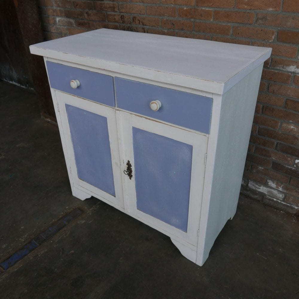 paars-witte commode