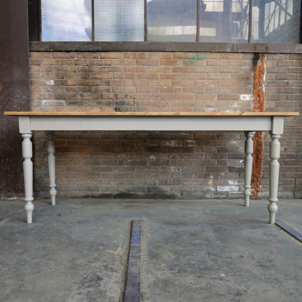 Grijze houten eettafel