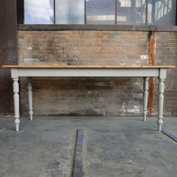 Grijze houten eettafel