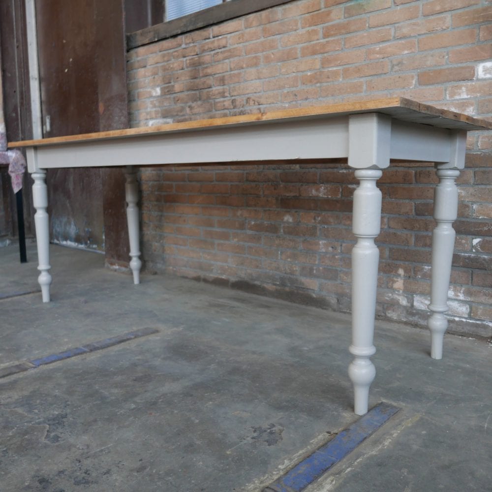 Grijze houten eettafel