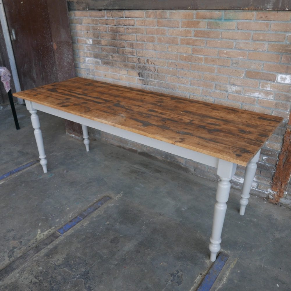 Grijze houten eettafel