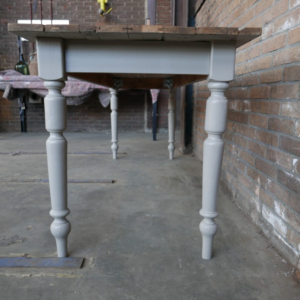 Grijze houten eettafel
