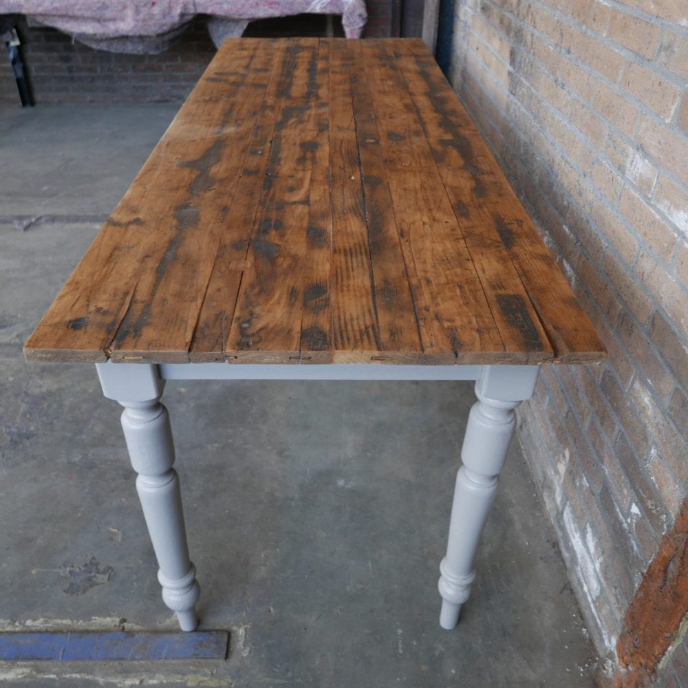 Grijze houten eettafel