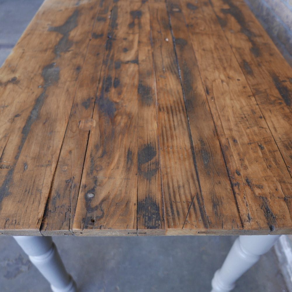 Grijze houten eettafel