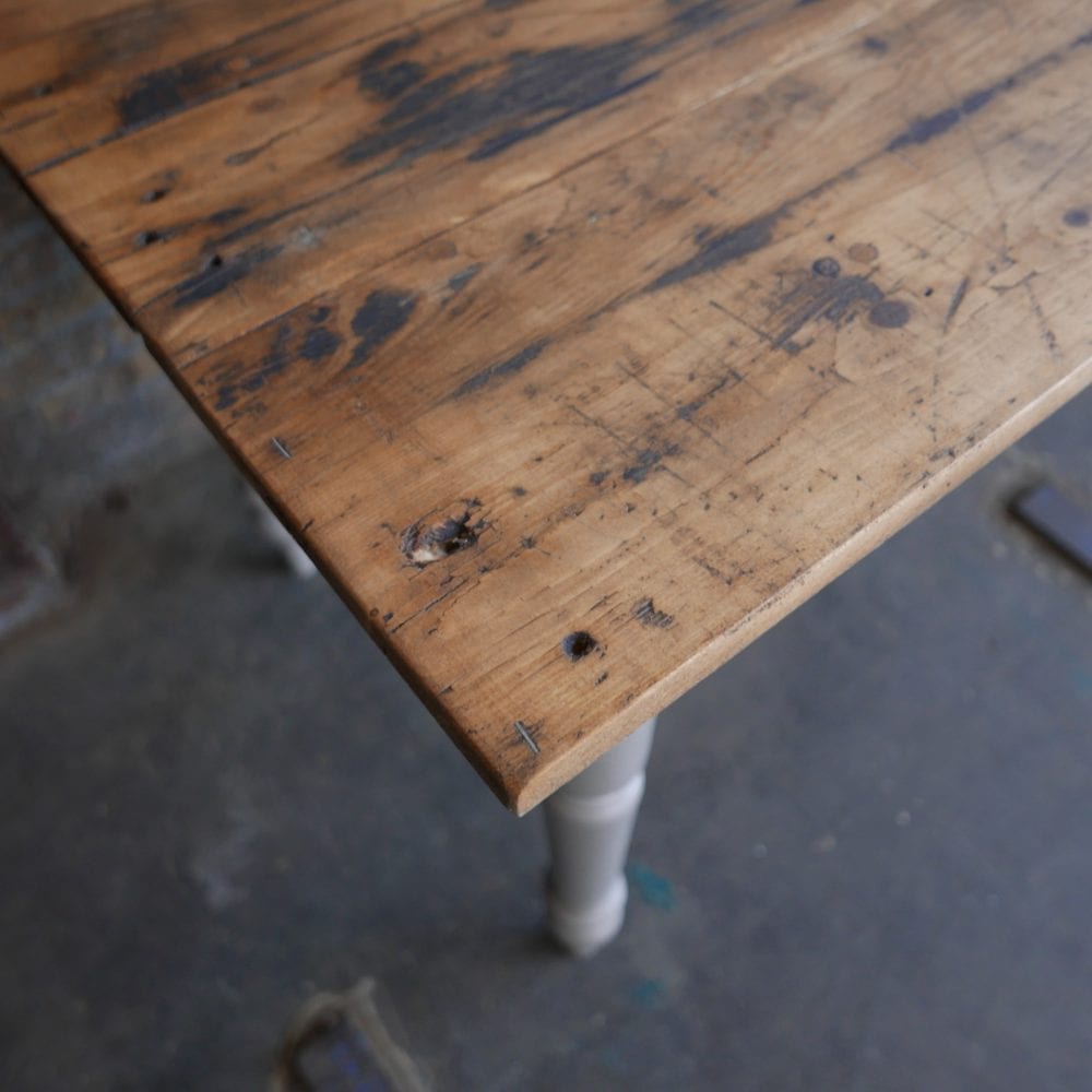 Grijze houten eettafel