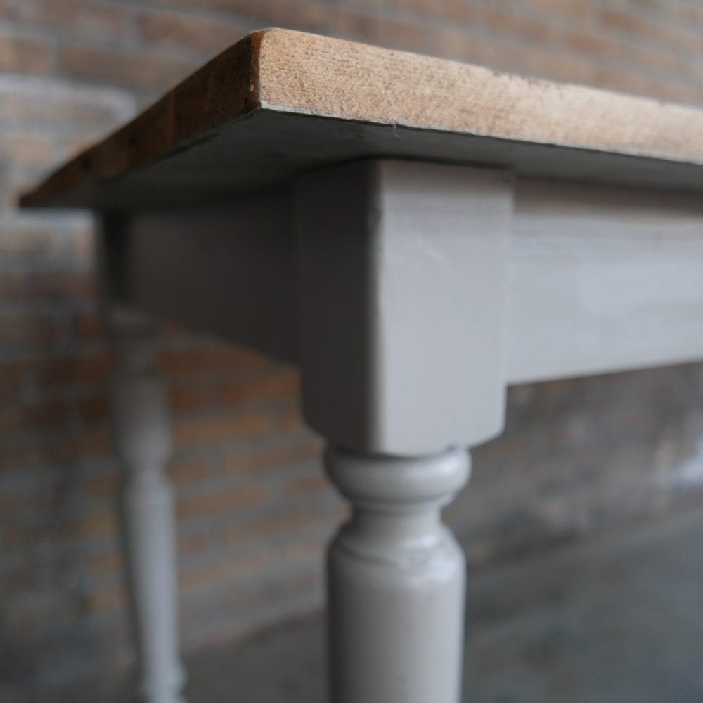 Grijze houten eettafel
