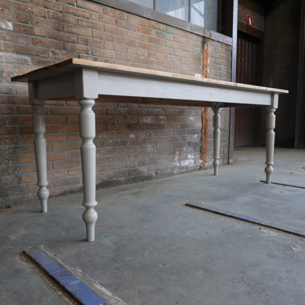Grijze houten eettafel