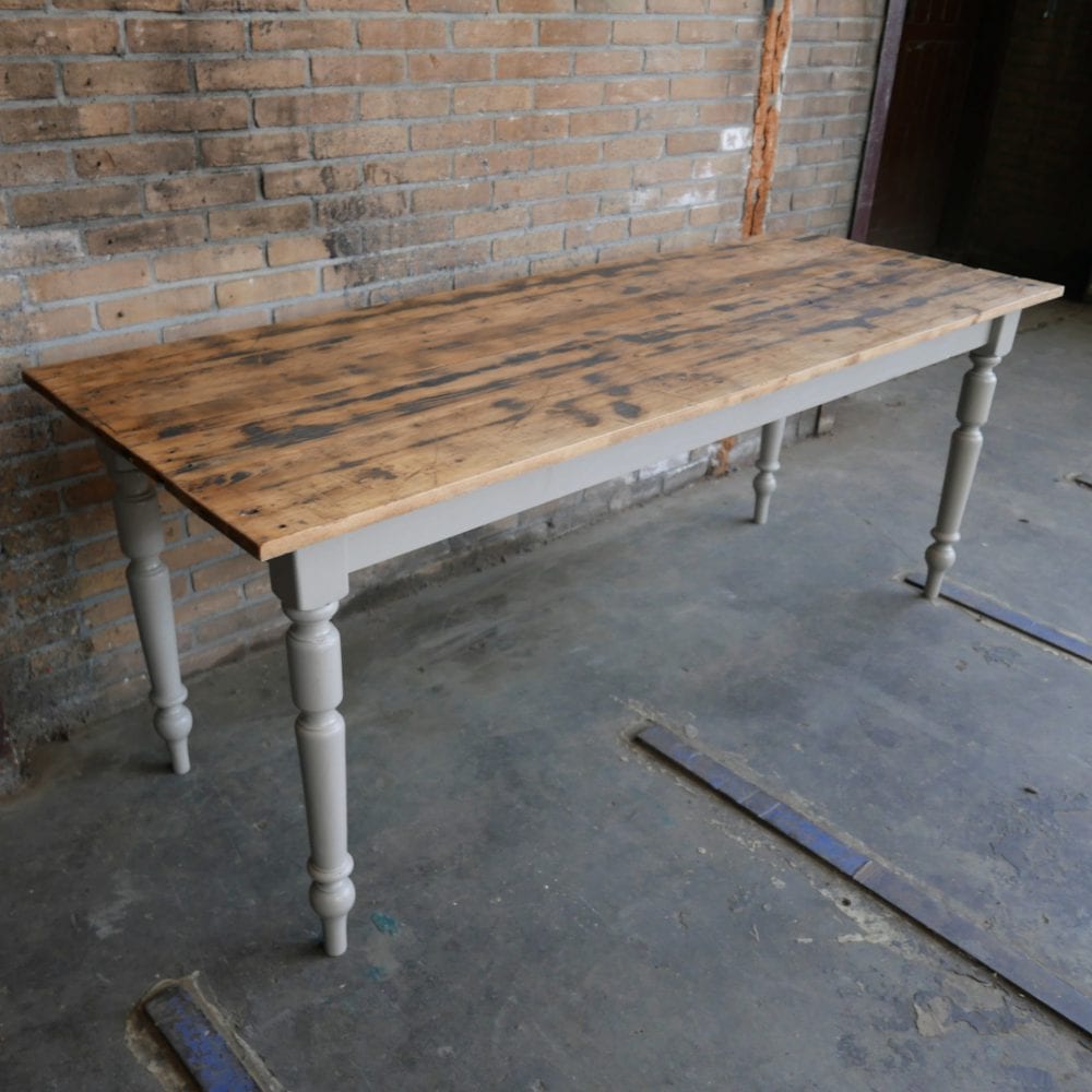 Grijze houten eettafel