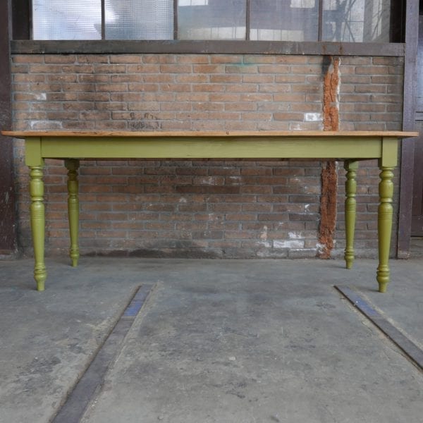 groene houten eettafel