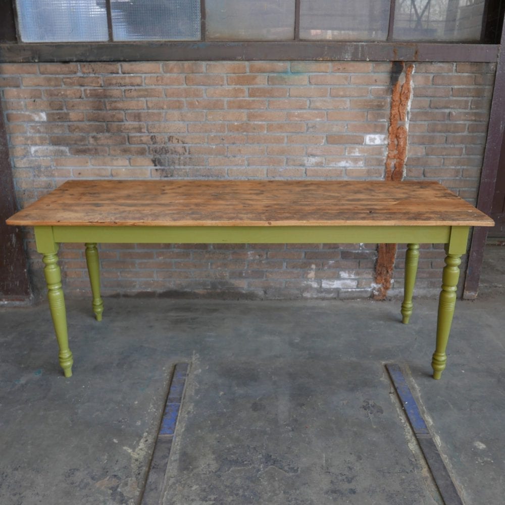 groene houten eettafel