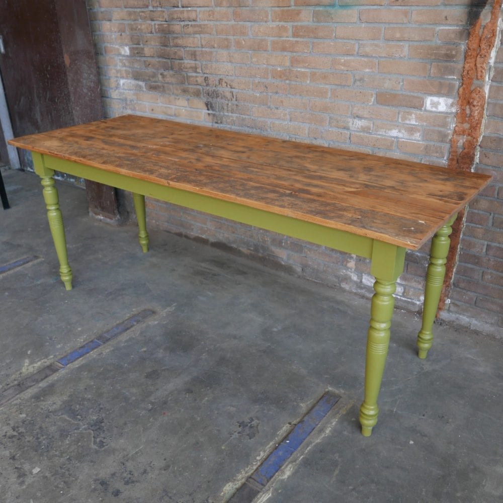 groene houten eettafel