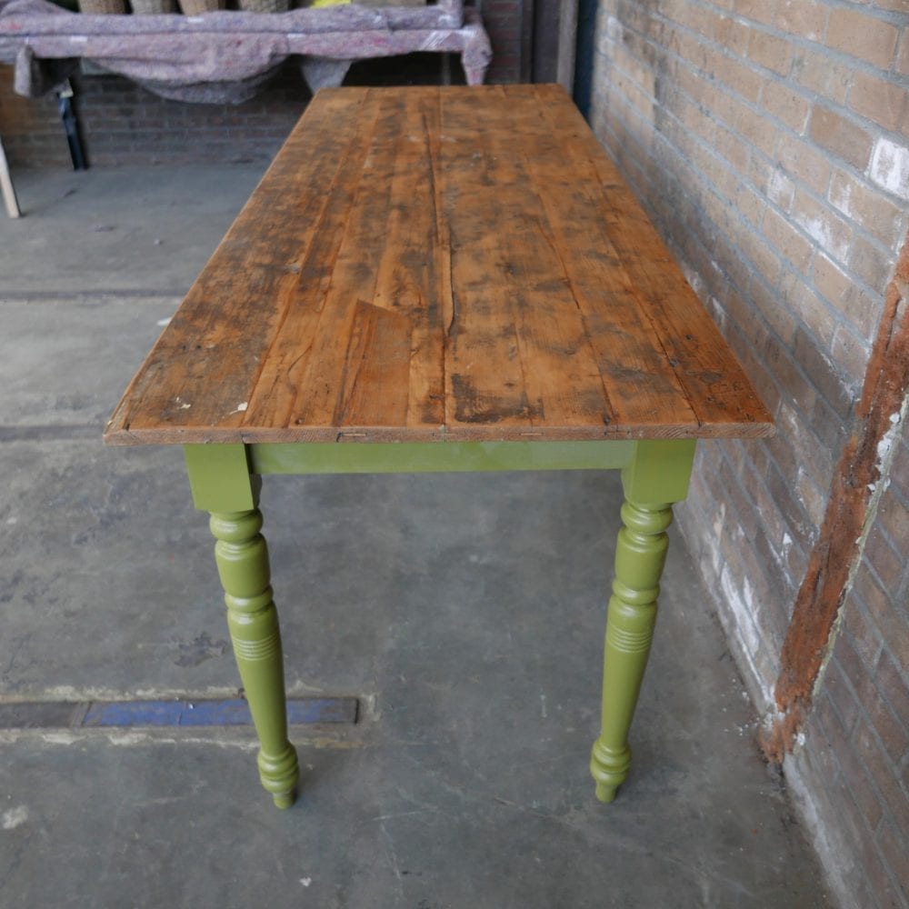 groene houten eettafel