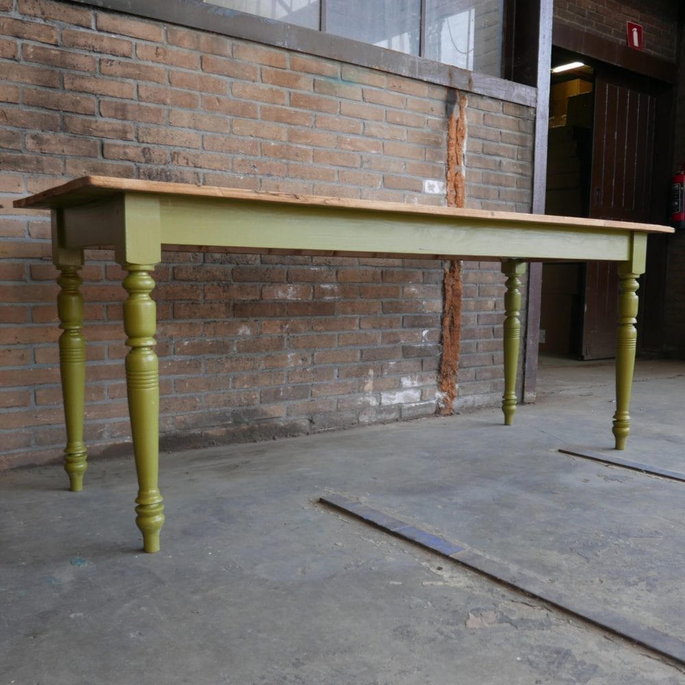 groene houten eettafel