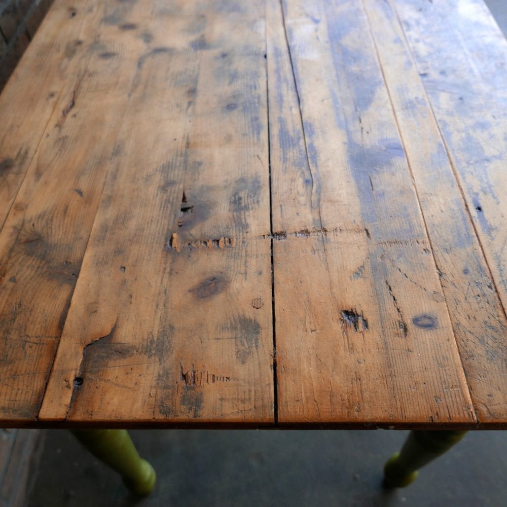 groene houten eettafel