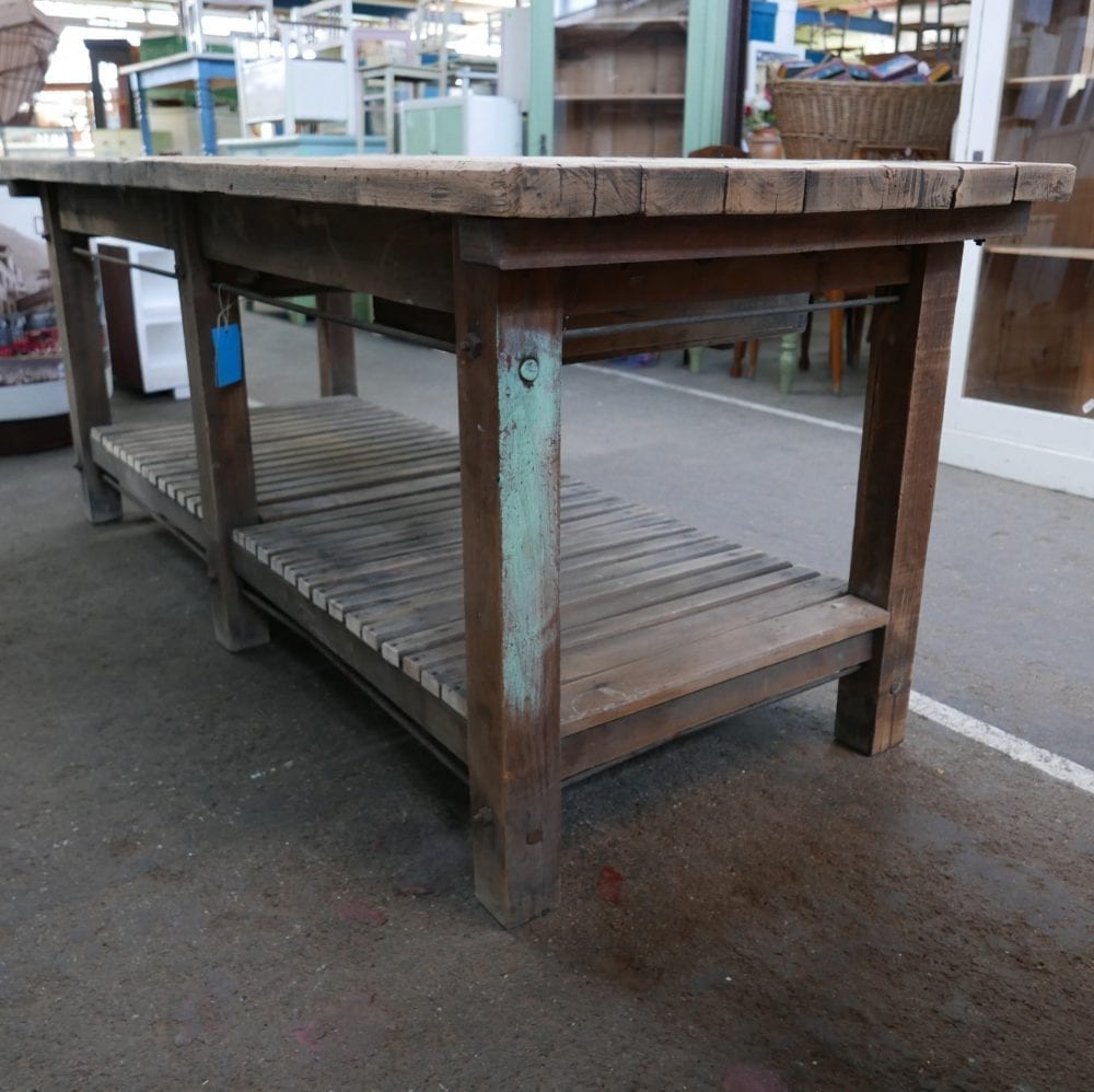 Bruine houten werktafel met onderblad
