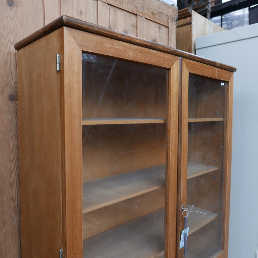 Houten vitrinekast