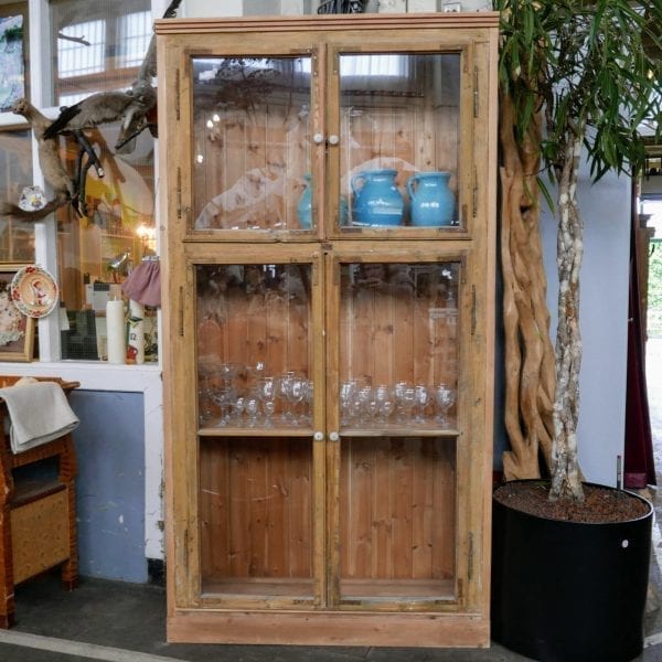 brocante houten vitrinekast