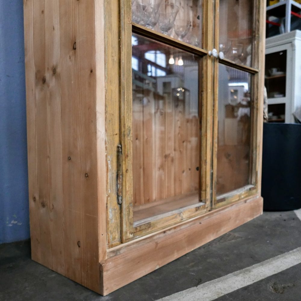 brocante houten vitrinekast