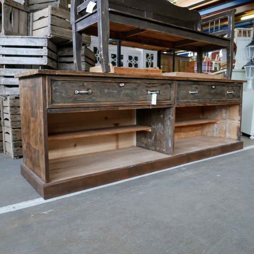 Houten bruine toog met lades