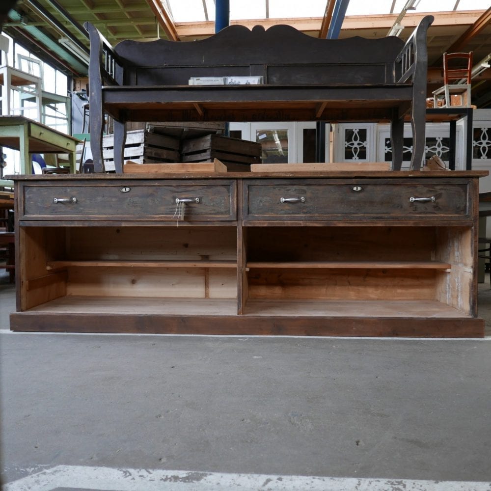 Houten bruine toog met lades