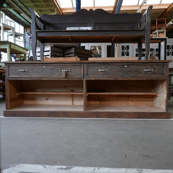 Houten bruine toog met lades