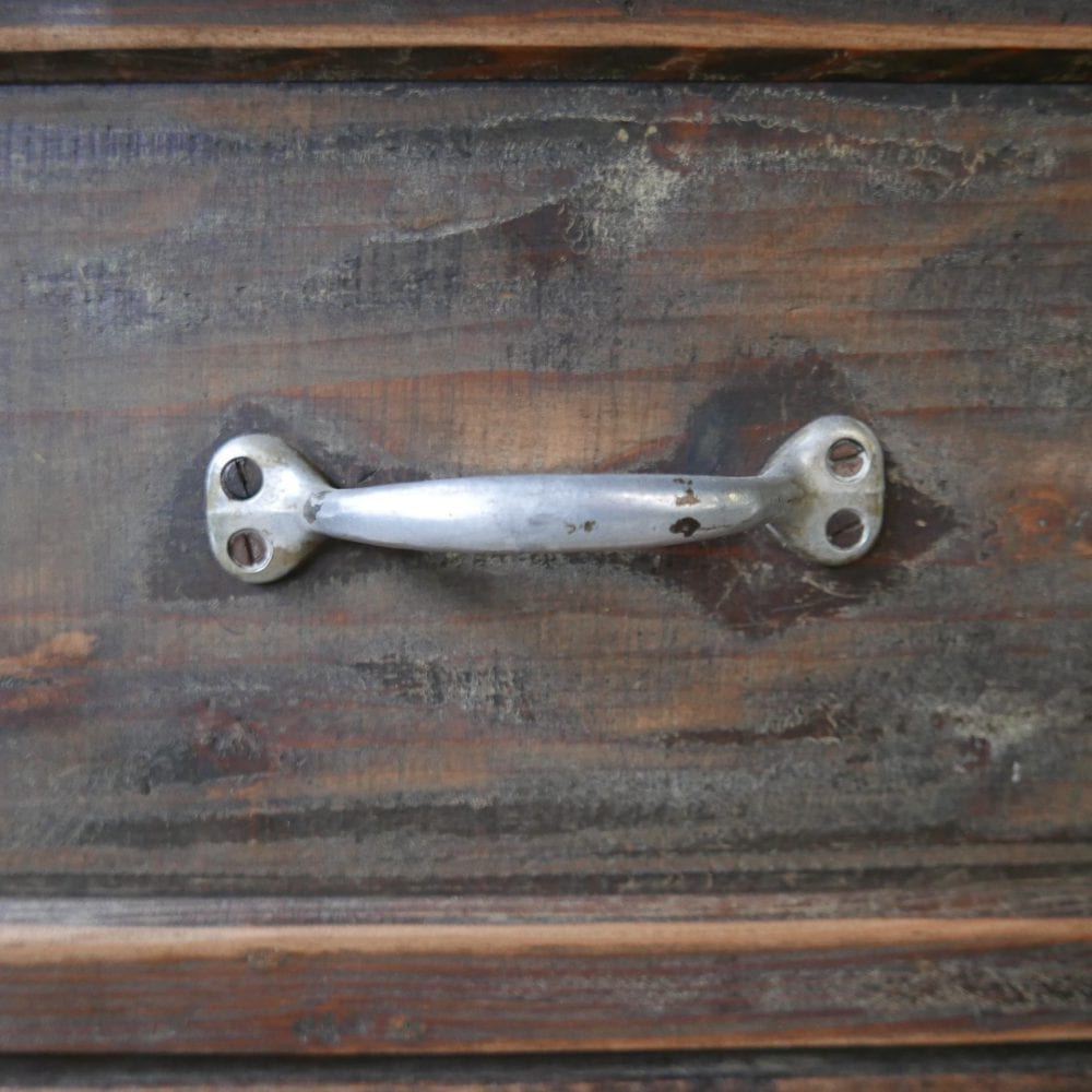 Houten bruine toog met lades