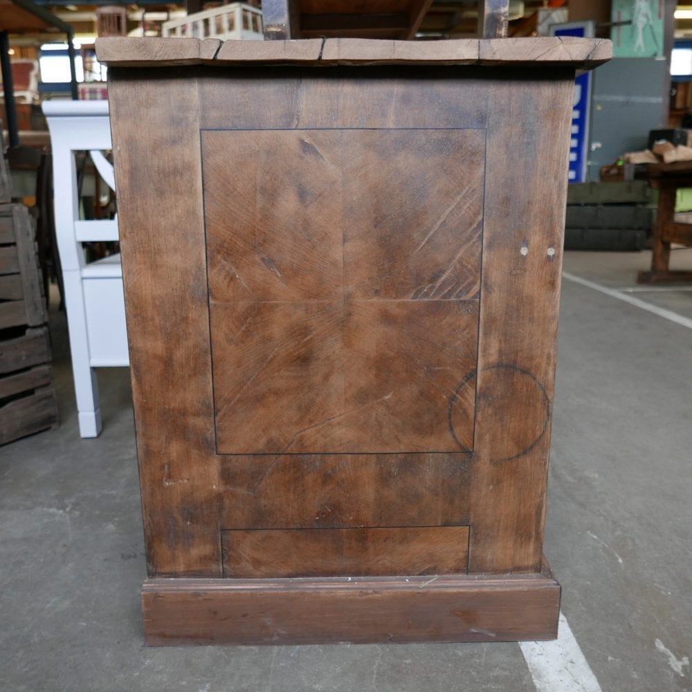 Houten bruine toog met lades