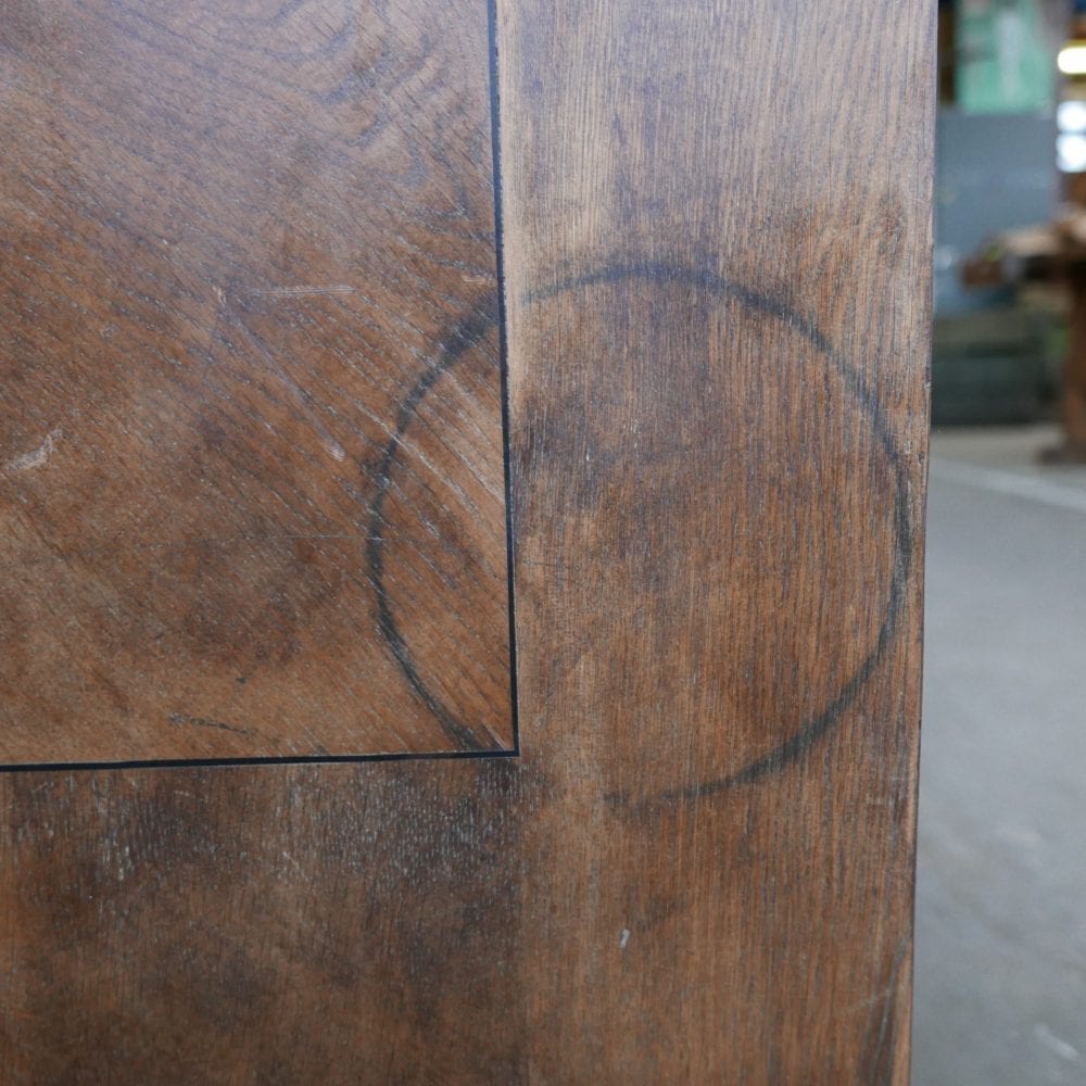 Houten bruine toog met lades