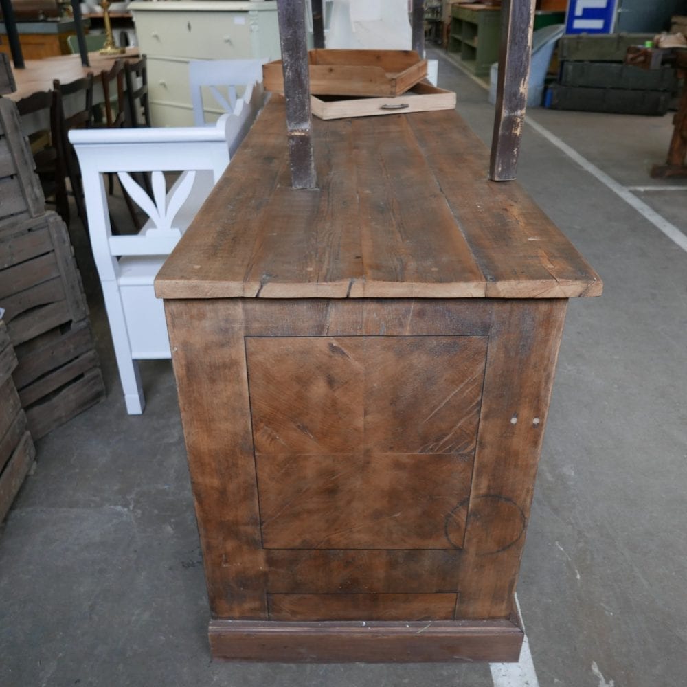 Houten bruine toog met lades