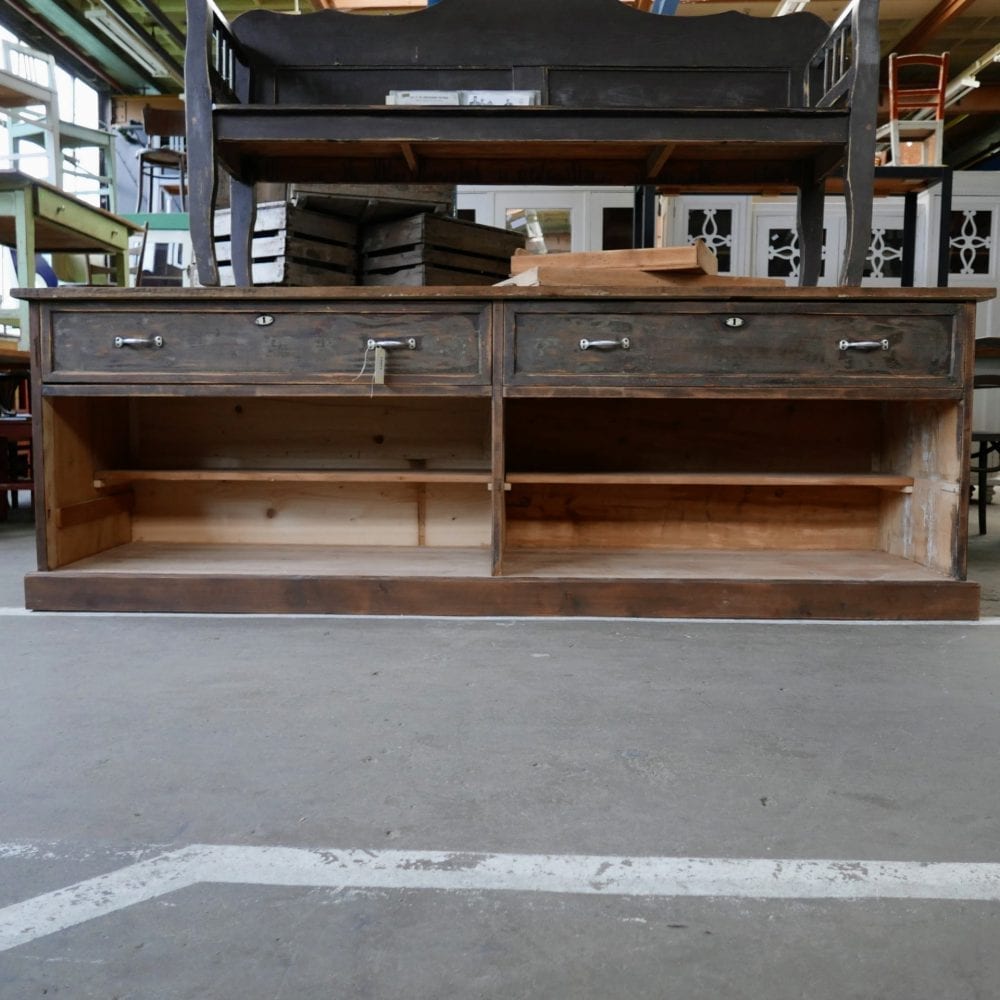 Houten bruine toog met lades