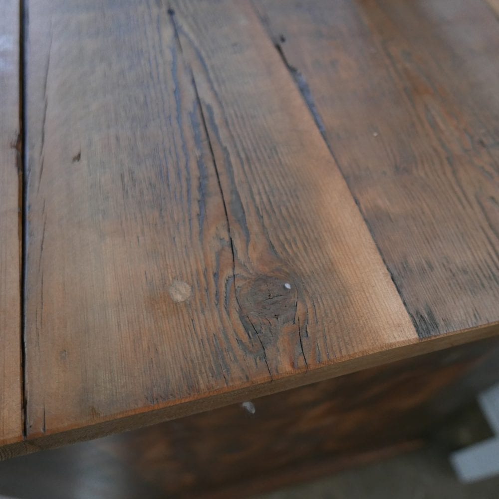 Houten bruine toog met lades