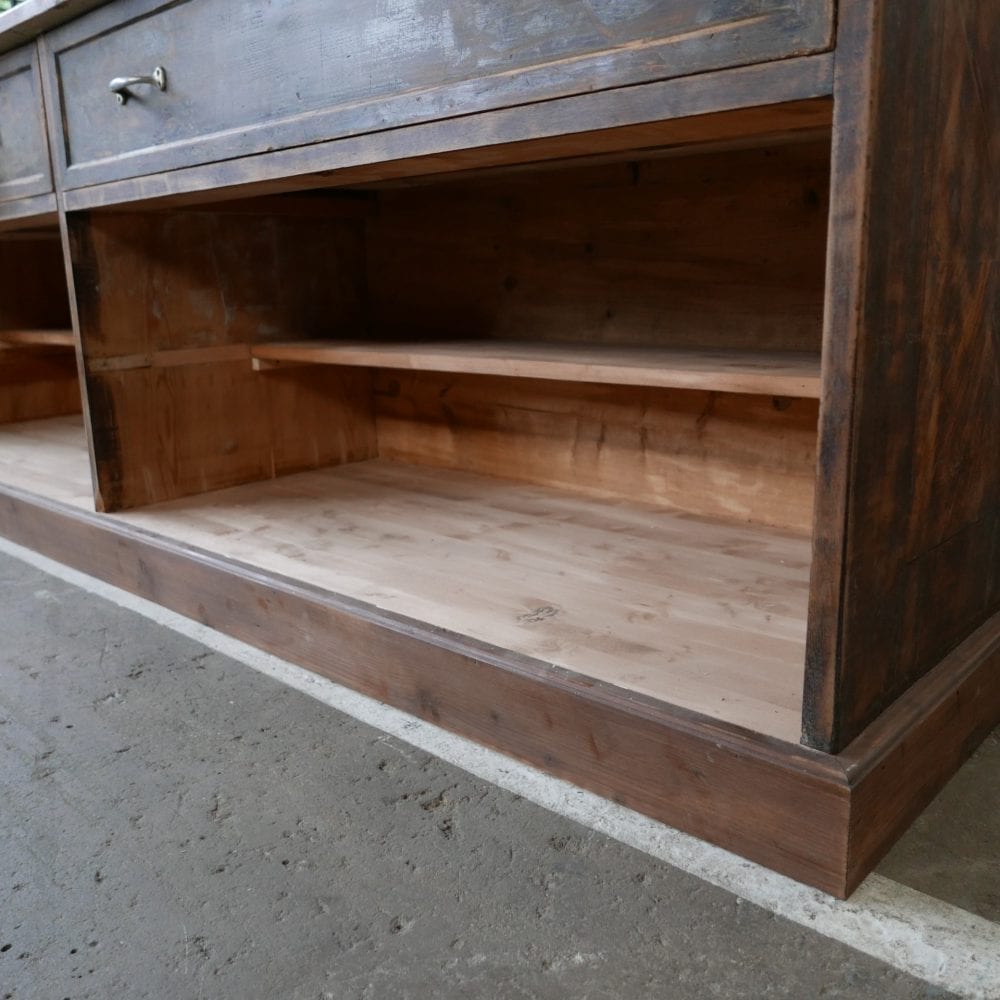 Houten bruine toog met lades