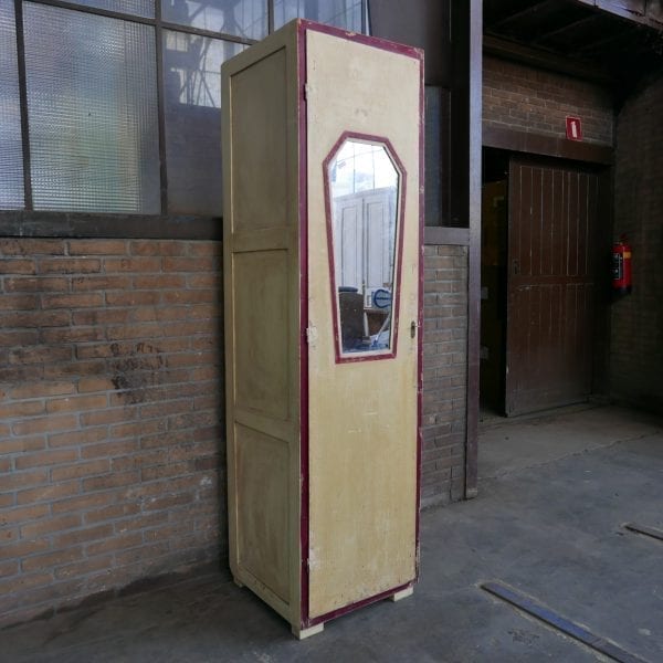 geel rode spiegelkast