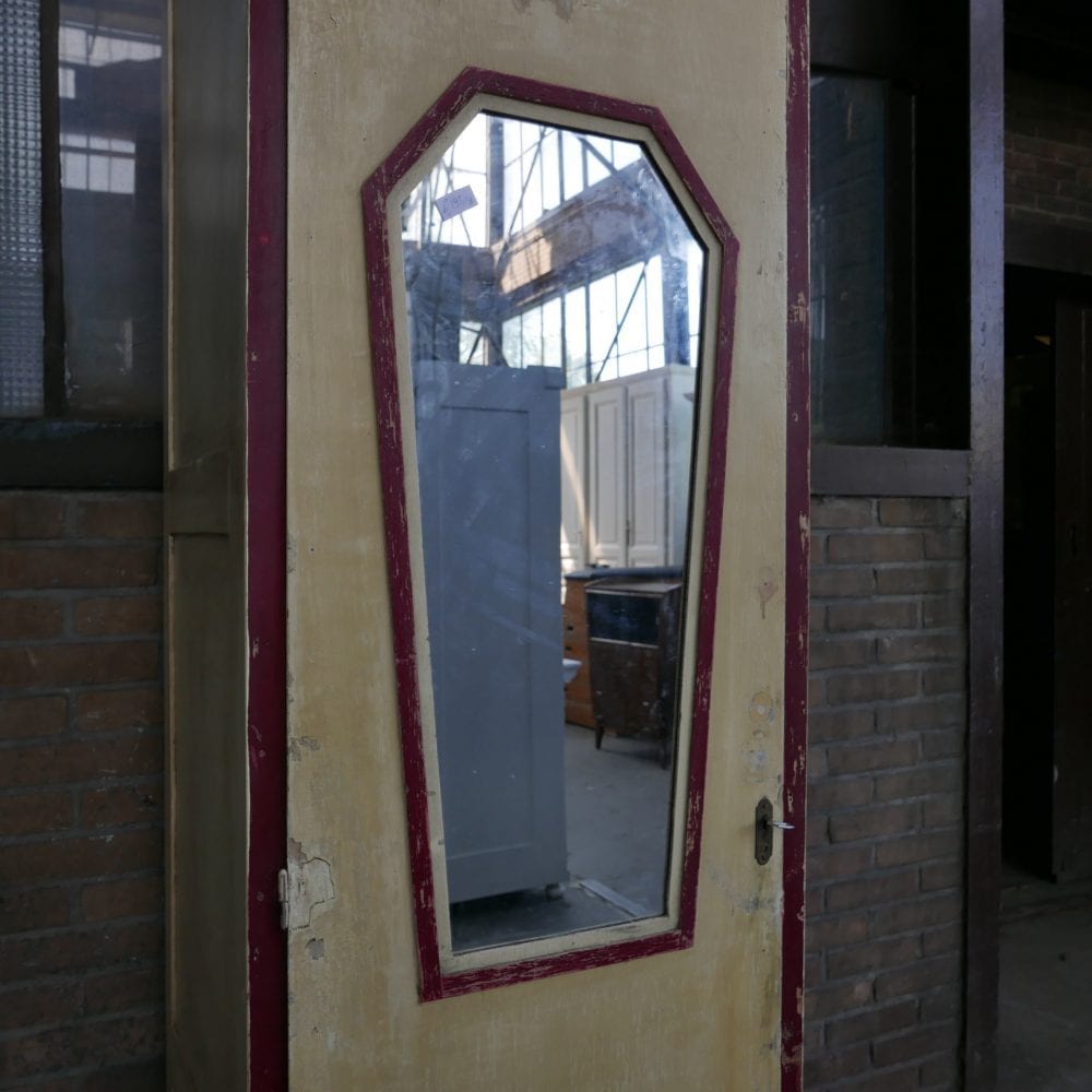 geel rode spiegelkast