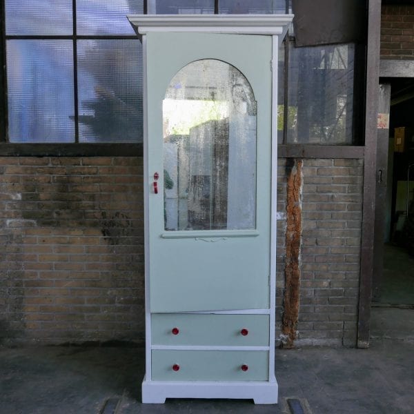 Mint-witte linnenkast