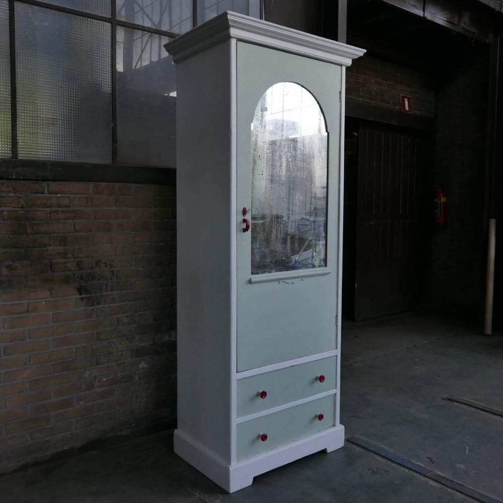 Mint-witte linnenkast